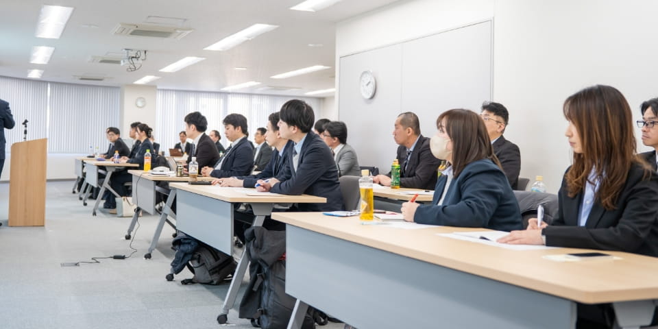 店舗責任者向け研修で講師が社員に指導している様子