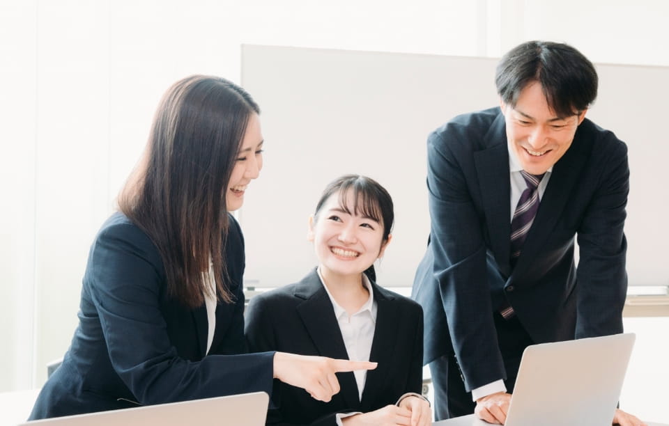 制度紹介のイメージ。ビジネスミーティングを行う男女。