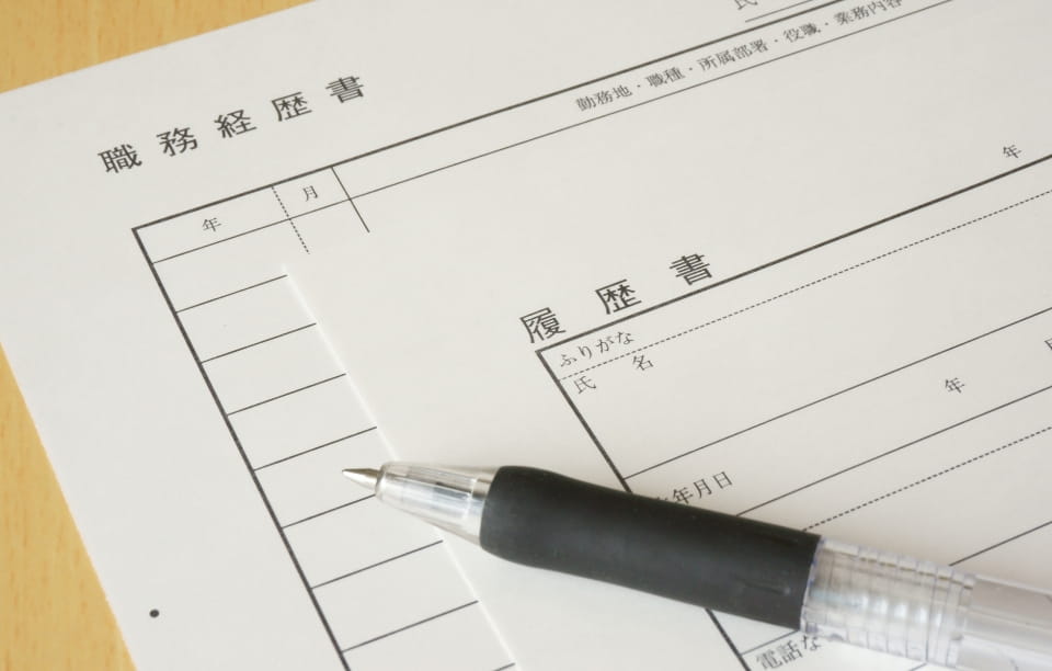 採用情報のイメージ。履歴書の記入風景。