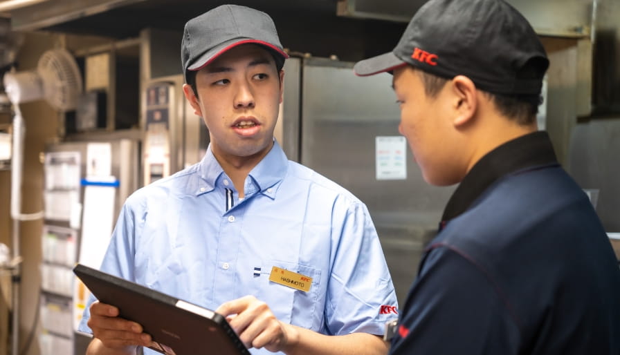 フライヤーで調理を行う店舗スタッフ