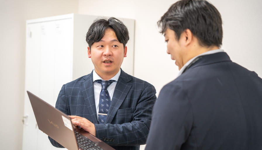 厨房で接客する副店長