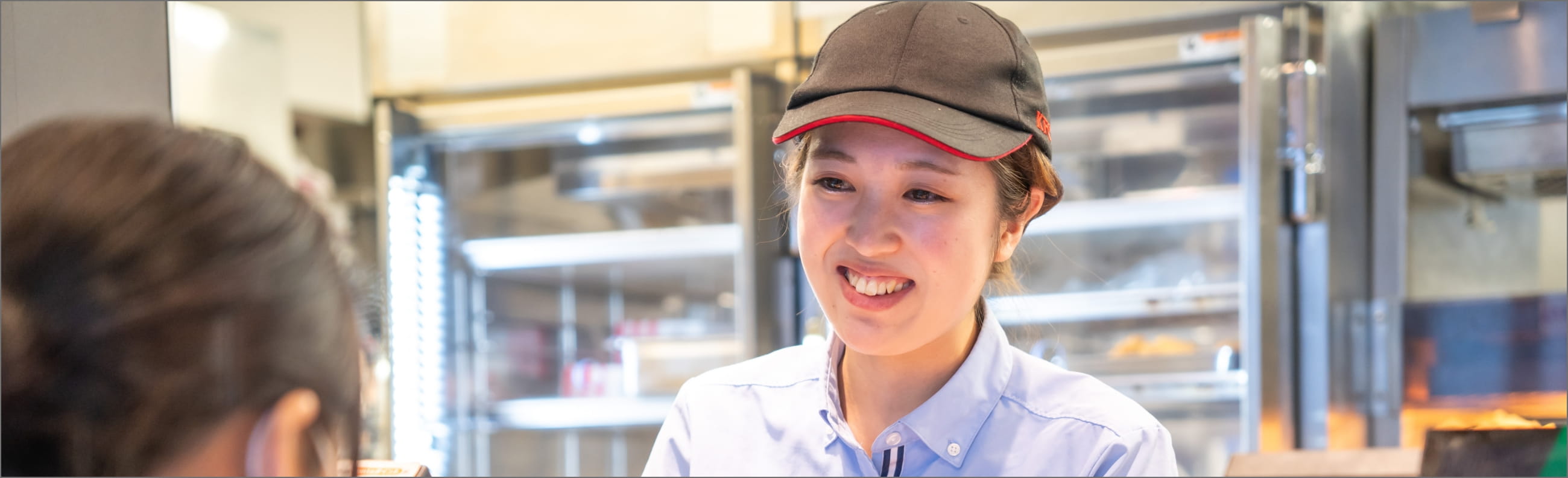 店員が笑顔で接客している様子